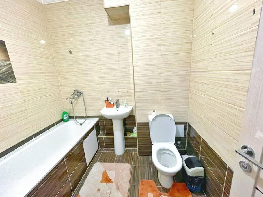 Уютная Квартира В Центре Возле Адк Almaty Esterno foto